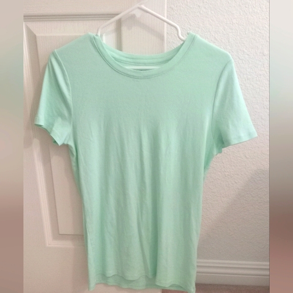 Light green woman's shirt - Picture 1 of 3
